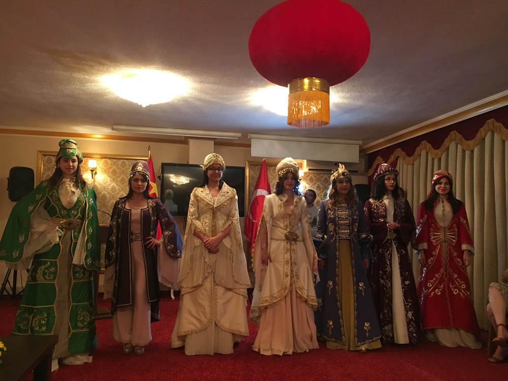 土耳其中国友好基金会举办土中民族服装展