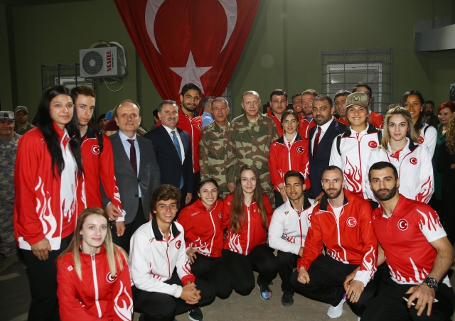 Hotunan shugaban kasar Turkiyya a yayinda yakai ziyara ga sojojin kasar dake fattatakar 'yan ta'adda