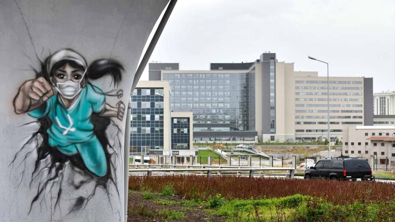 Grafitis rinden homenaje a los trabajadores de la salud en Ankara