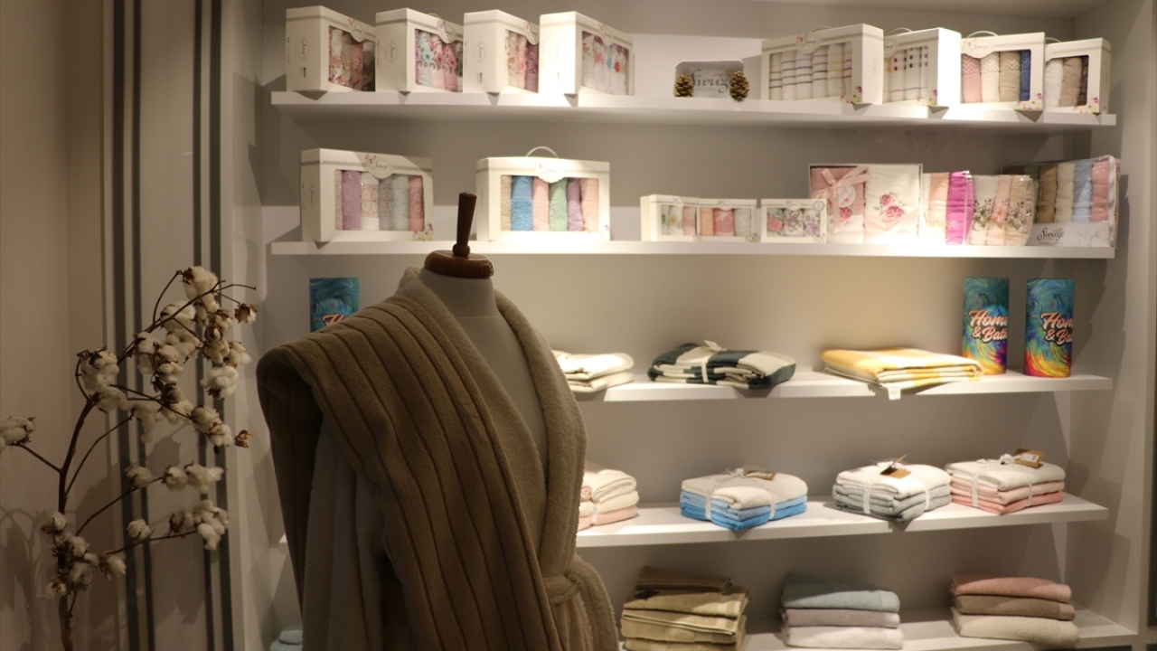 Las empresas textiles en Denizli que responden una parte importante de las exportaciones de textiles para el hogar, siguen aumentando su participación en el mercado internacional después del brote de nuevo tipo de coronavirus (Covid-19).