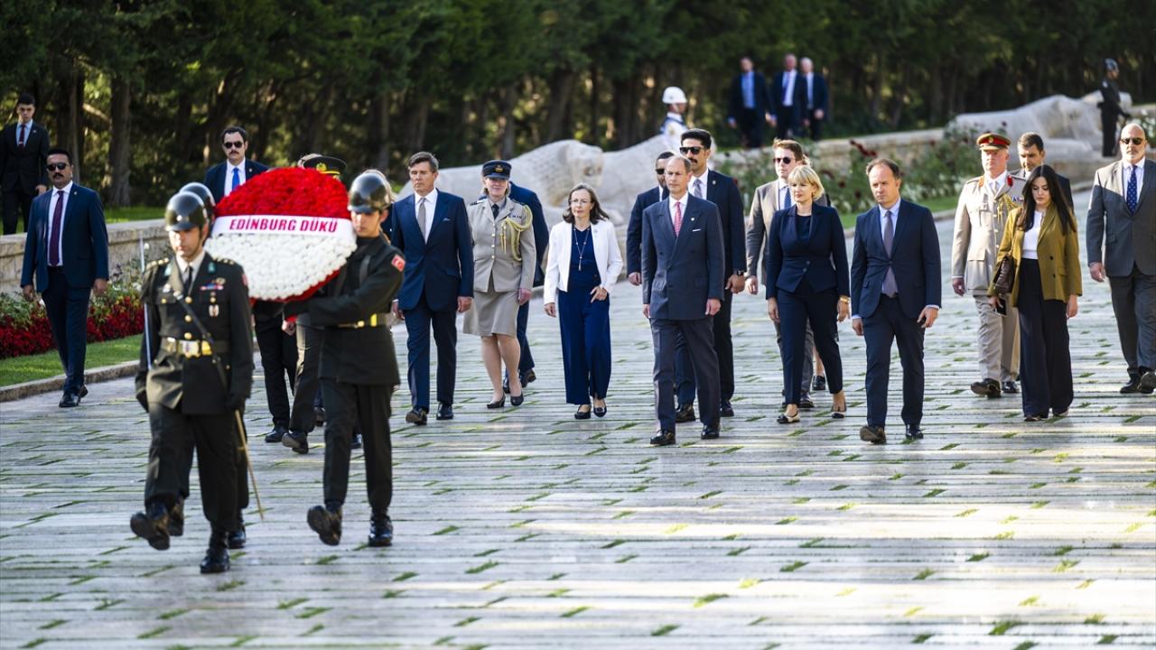 Eduardo, el duque de Edimburgo del Reino Unido ha visitado el Mausoleo de Atatürk