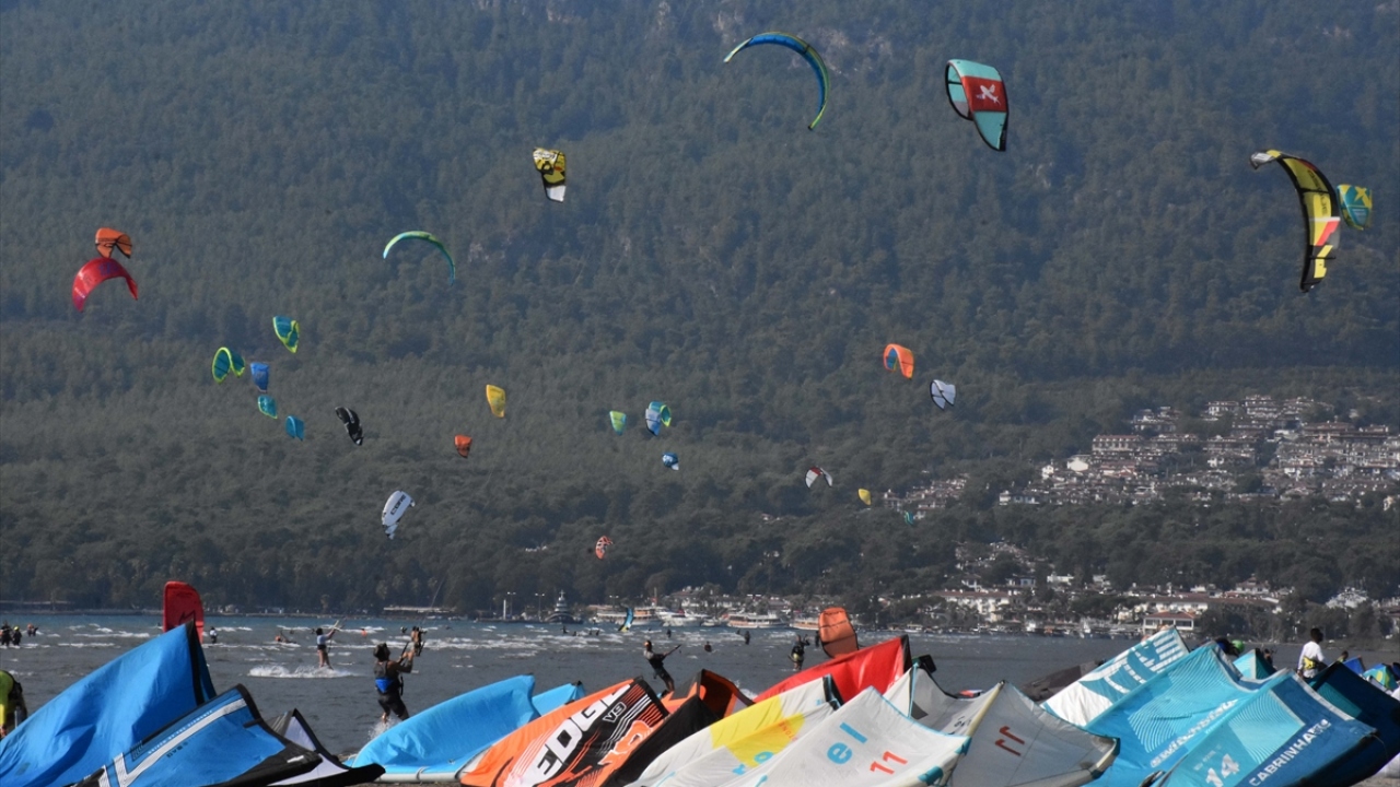 El barrio de Akyaka en el distrito de Ula de Muğla da la bienvenida a los entusiastas del windsurf y el kitesurf.