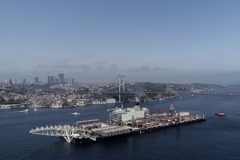 El barco de construcción más grande del mundo atraviesa el Bósforo de Estambul