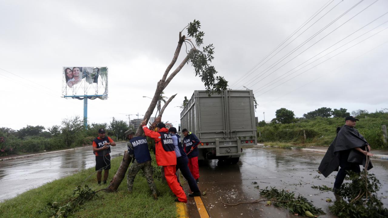 El huracán Pamela genera fuertes vientos y lluvias en México