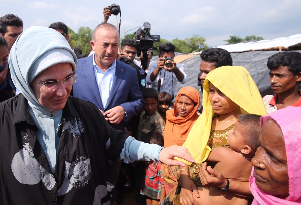 Emine Erdogan entrega materiales de ayuda a los musulmanes de Arakán