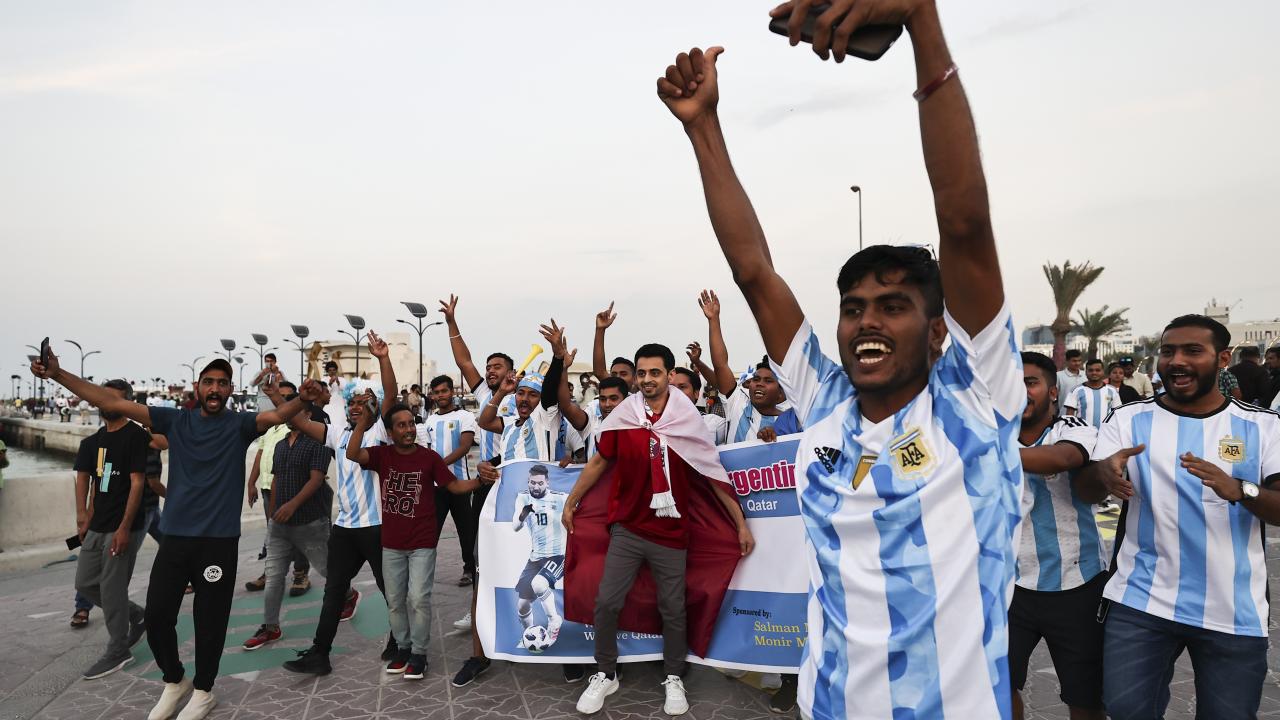 A pocos días de la Copa Mundial de la FIFA 2022, que será sede de Qatar, la emoción de la copa comenzó a sentirse en la capital Doha.