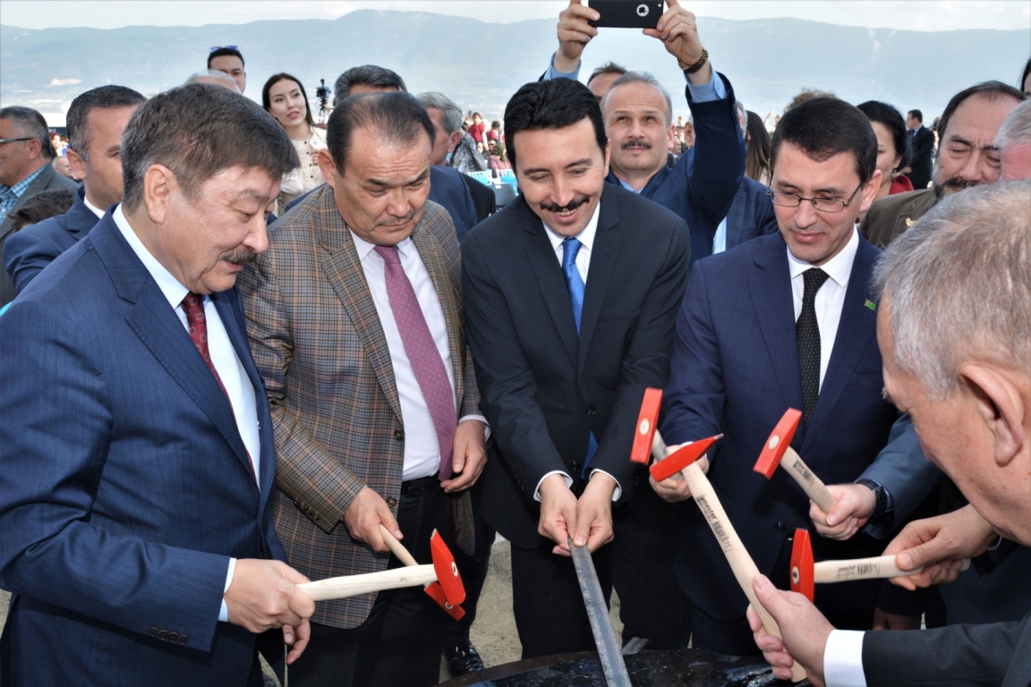 Boluda ucaldılan Koroğlunun nəhəng abidəsi