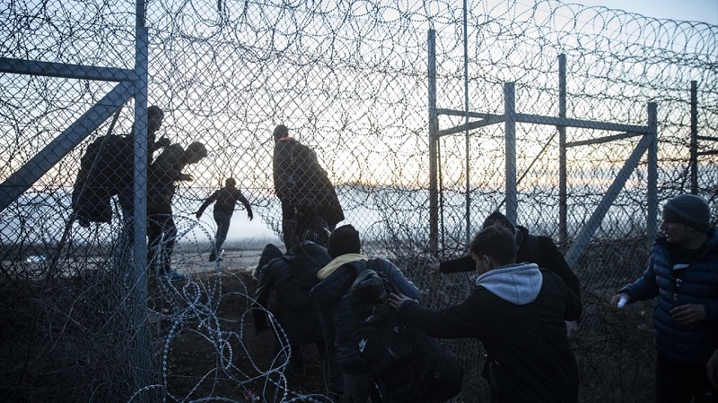 Grčke snage bacaju suzavce kako bi rasterali izbeglice i migrante koji žele preći granicu