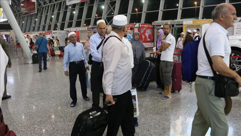 Haxhinjtë shqiptarë u nisën për në vendet e shenjta