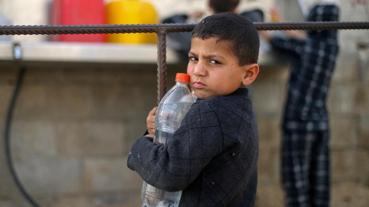 Las condiciones de vida en Gaza, donde Israel masacra sin piedad a los gazatíes, son cada día más difíciles. La limitada cantidad de agua que hay en Gaza se distribuye en carros de burros y caballos, y los gazatíes tienen que esperar horas para comprar pan. Gaza, donde aumentan las enfermedades epidémicas, está al borde del desastre humanitario. Las estanterías de los supermercados se están quedando vacías.