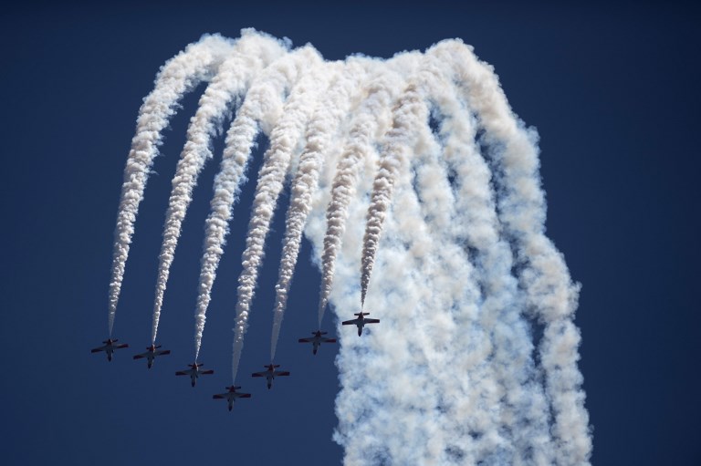 El equipo de demostración acrobático de la Fuerza Aérea Española "Patrulla Aguila" se presenta durante el Torneo Internacional Torre del Mar 2018