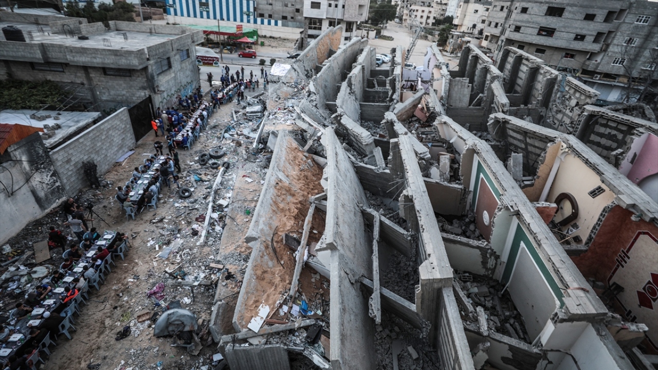 Cena de iftar en Gaza en medio de escombros