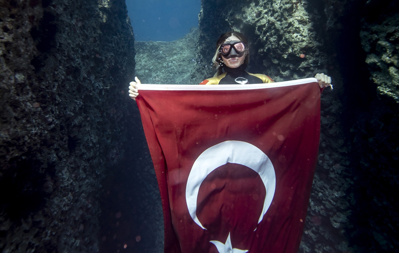 Ercümen, poseedor del récord mundial de buceador libre, intentará romper el récord mundial de apnea dinámica, al lograr una distancia de 100 metros, en dedicación al 98 aniversario de la República de Turquía