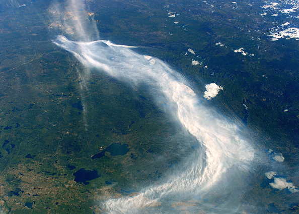 Le feu encercle la région pétrolière de Fort McMurray, une base de vie détruite