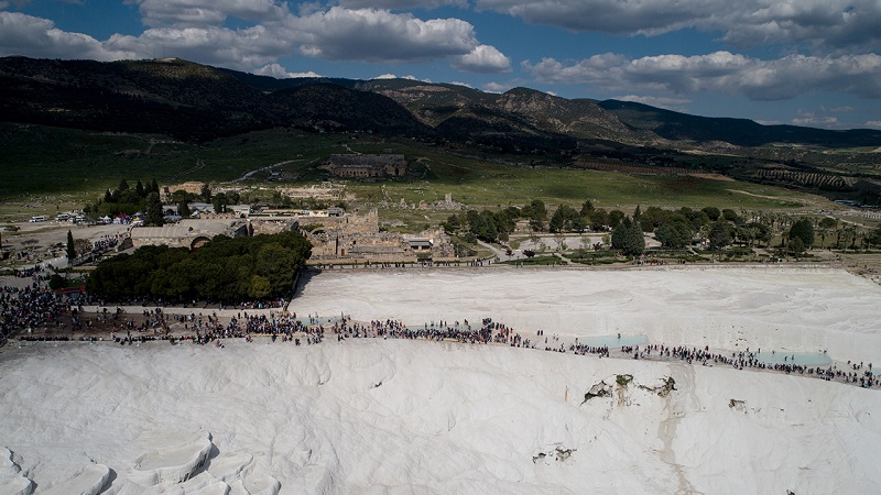 Los turistas nativos y extranjeros afluyeron a Pamukkale.
