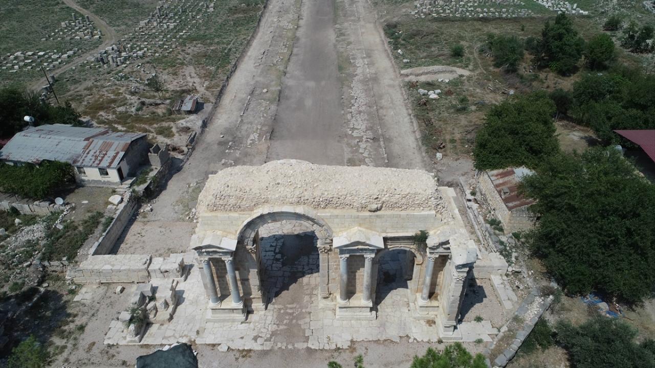 Anavarza Gladyatör Mezarları (1).jpg