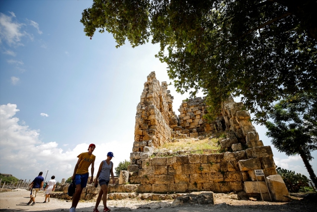 Antalya şəhərində yerləşən tarixi Perge şəhəri