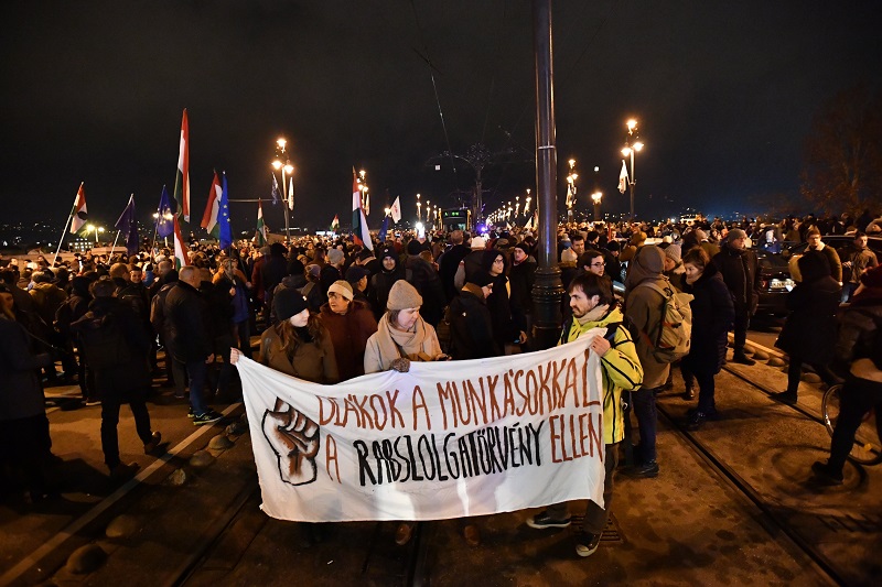 A munka törvénykönyve módosítása ellen tüntettek Budapesten