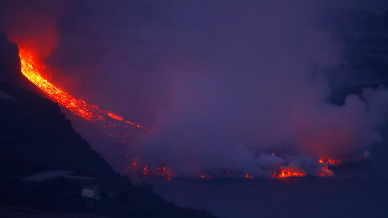 Llava e vullkanit La Palma arrin në Oqeanin Atlantik