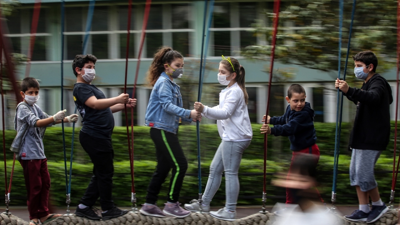 Los parques en Turquía se llenan con el sonido de los niños