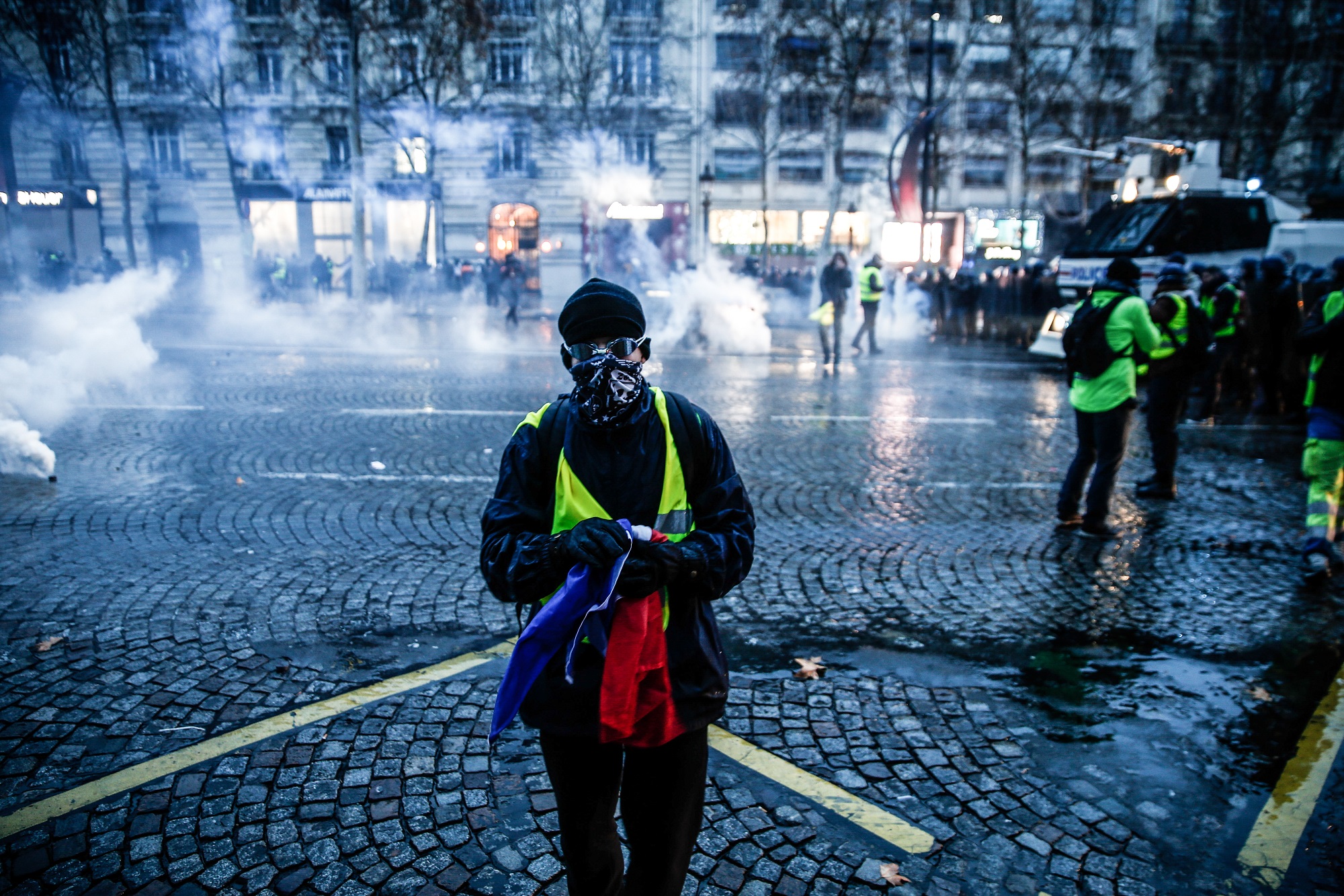 France / Gilets jaunes: les images de l'acte V qui restent gravées