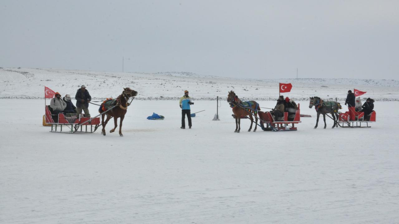 Disfrutaron del horon (Una danza folclórica del Mar Negro) en el lago Çıldır en Kars