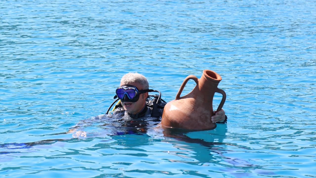 Están a punto de completarse los trabajos para el "Parque de arte submarino Licia-Kaş", donde se exhibirán bajo el mar las copias de artefactos históricos de la civilización licia sacados de contrabando de la región en el distrito de Kaş de Antalya.