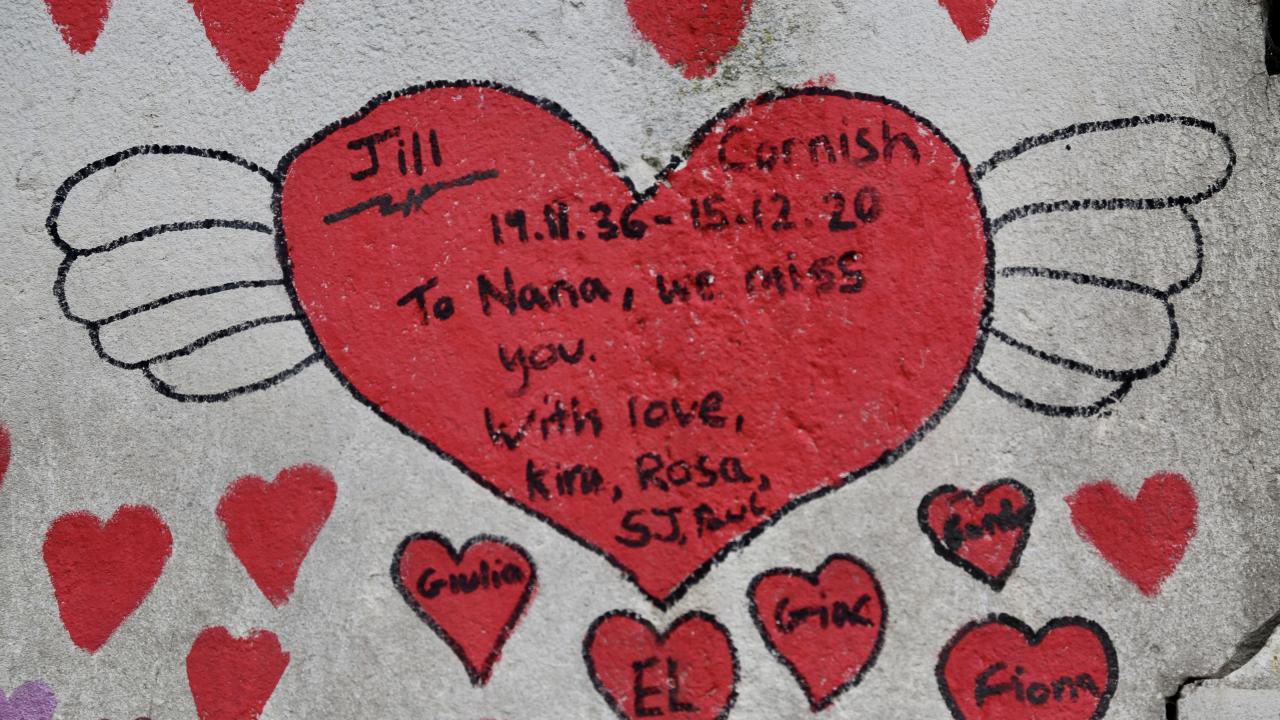 Muro de corazones para conmemorar a las víctimas del Covid-19 en el Reino Unido