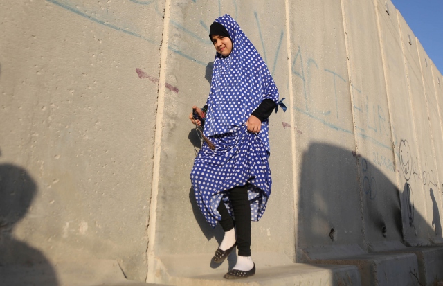 Los palestinos, la mayoría mujeres, a partir de las primeras horas de la mañana pasaron del punto de frontera Kalendiya