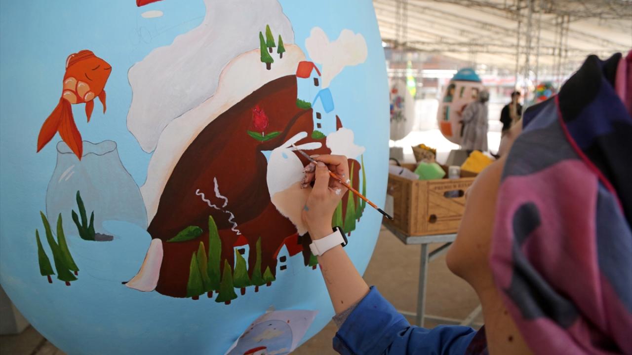 Los iraníes en todo el mundo se preparan para la llegada del año nuevo persa. Esta fiesta milenaria iraní coincide con el equinoccio solar que da inicio a la primavera