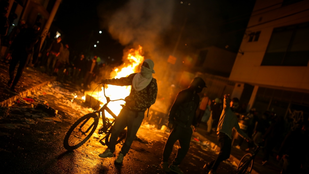 Protestas y disturbios en Colombia tras muerte de abogado por policías