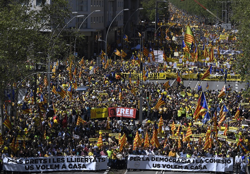 Miles de independentistas se manifiestan en Barcelona