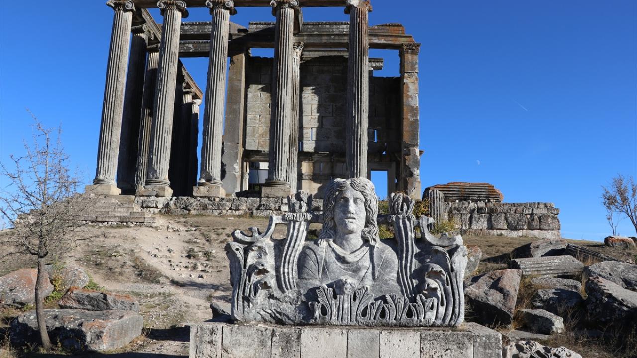 Fueron descubiertas en Koca Çay las estatuas páganas de 1700 años de la Ciudad Antigua de Aizanoi