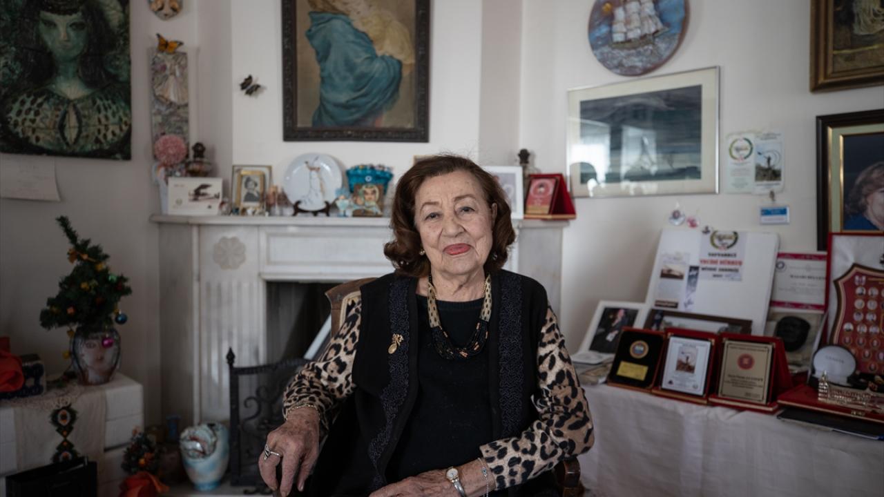 Özcan Atamert, hija del mayor general Daniş Karabelen Bajá, veterano de Çanakkale, mantiene vivos los recuerdos de guerra de su padre en su casa de Kadıköy.