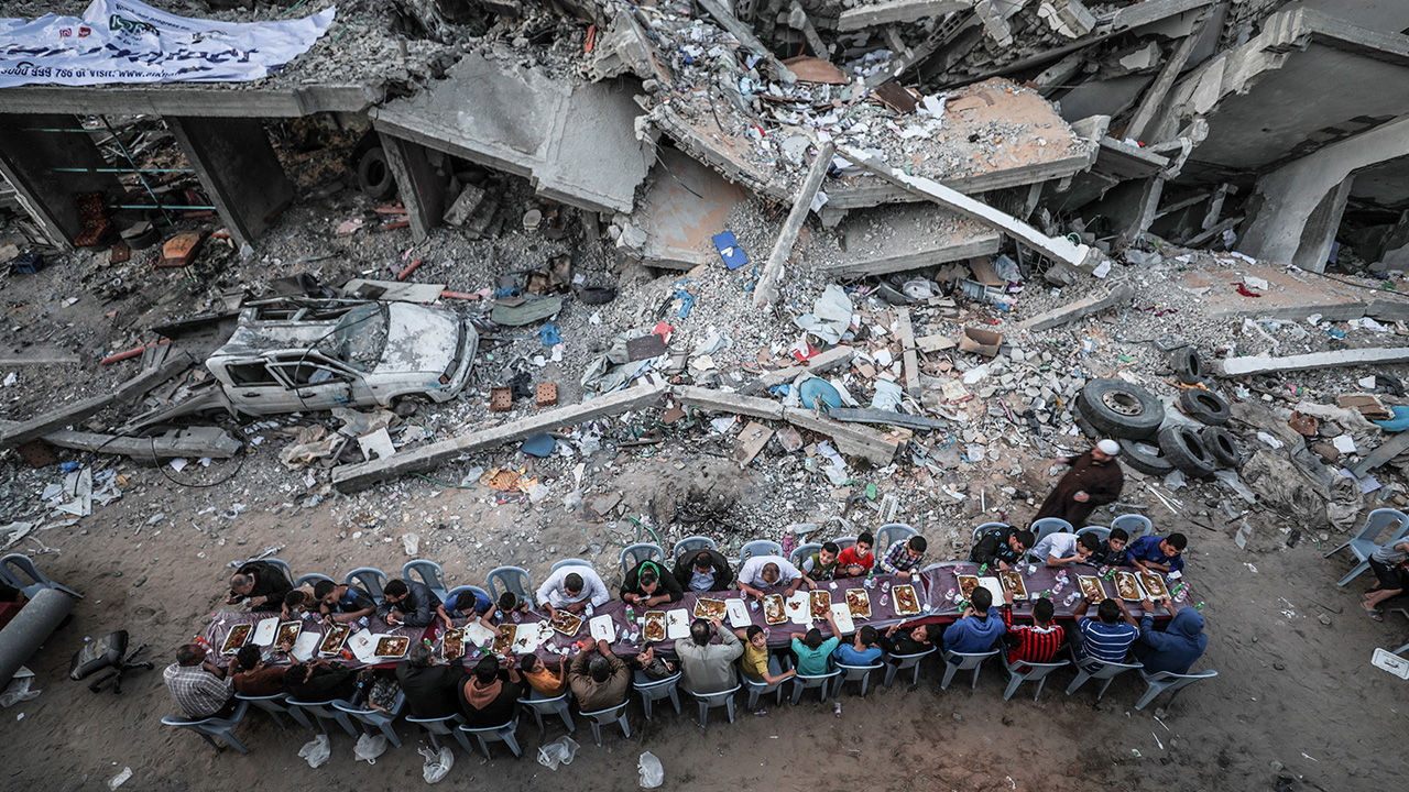 Cena de iftar en Gaza en medio de escombros