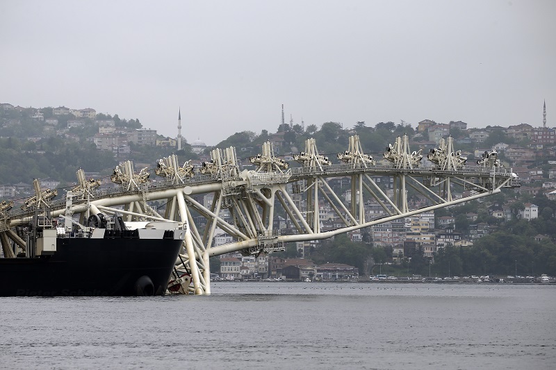 El barco de construcción más grande del mundo atraviesa el Bósforo de Estambul
