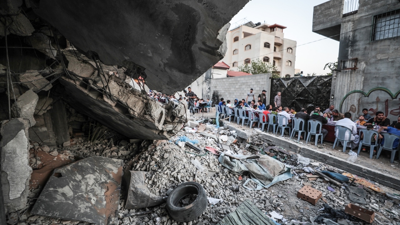 Cena de iftar en Gaza en medio de escombros