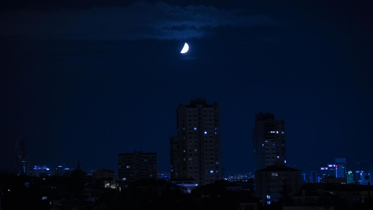 La media luna iluminó la noche en Ankara