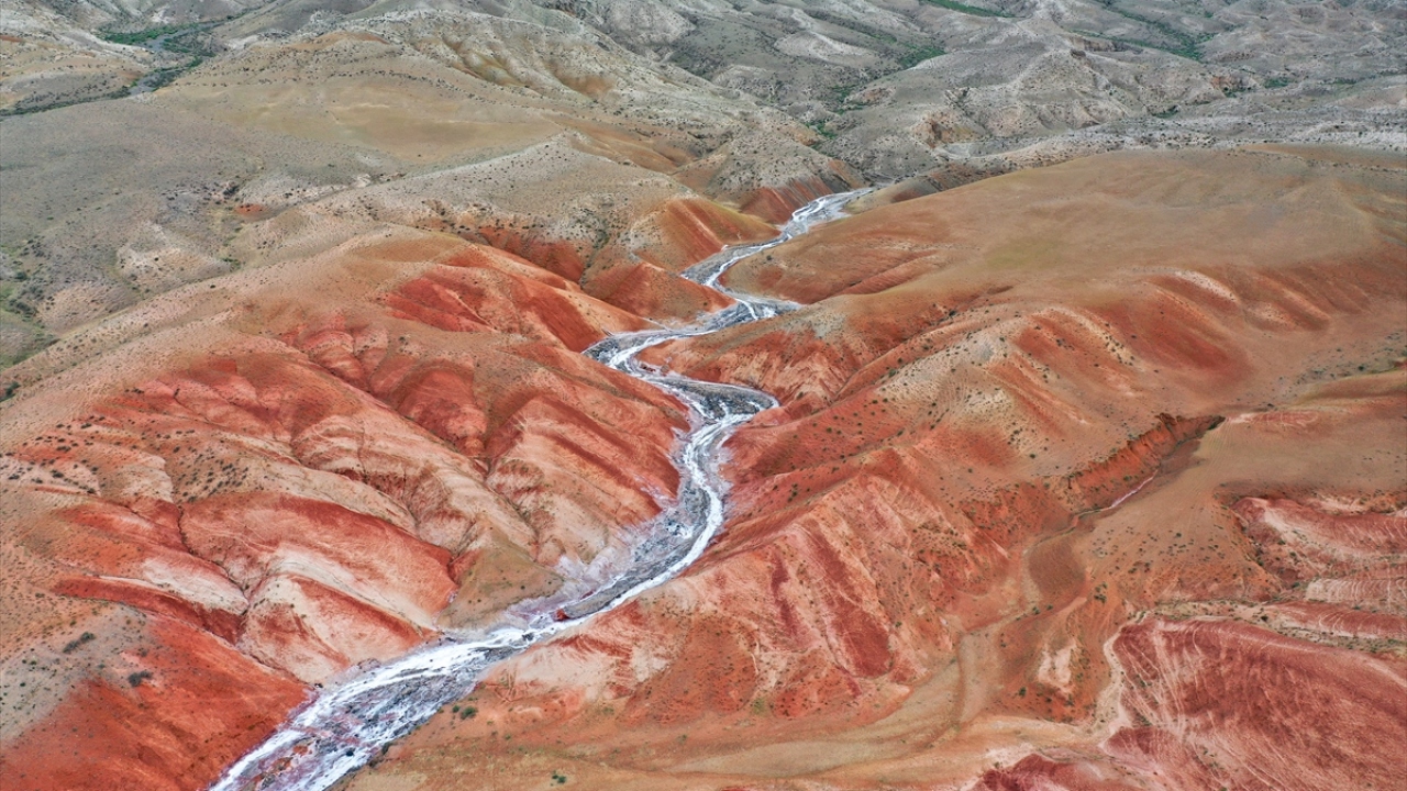 El "arroyo de sal" de los suelos rojos fasciona a los visitantes