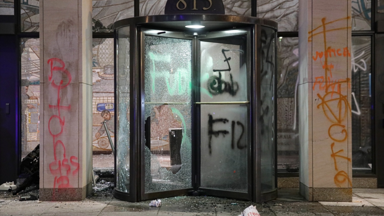 Nasilni protesti zbog ubistva Afroamerikanca uzrokovali haos u SAD-u