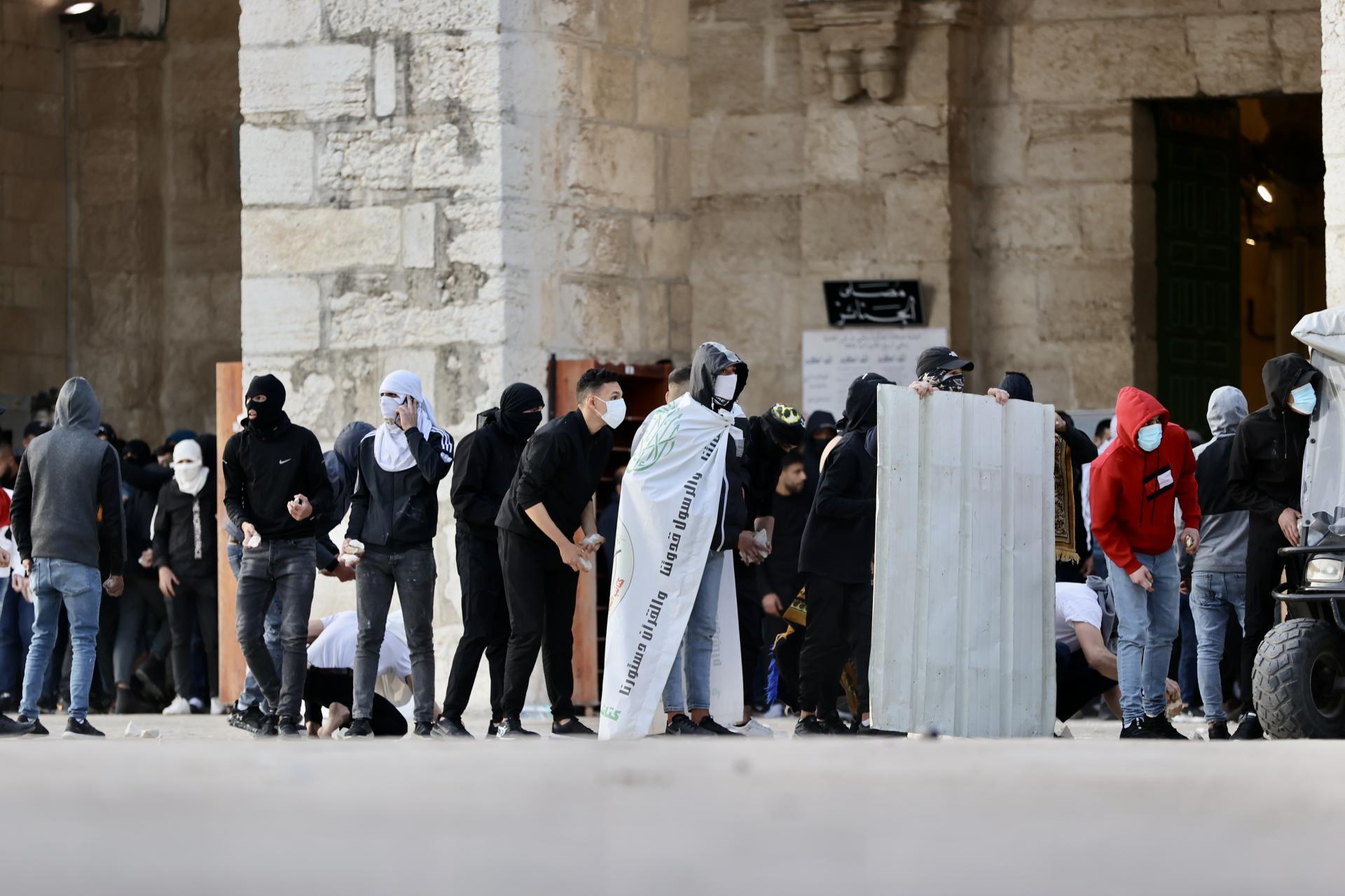 Izraelska policija upala u kompleks džamije Al-Aksa u Al-Qudsu (Jerusalem)