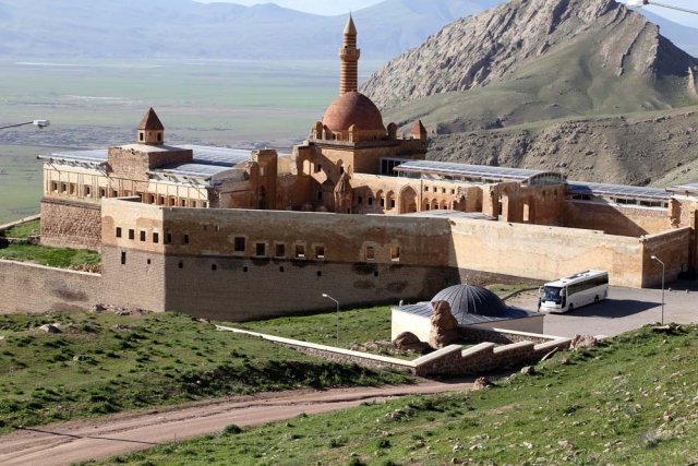 Tarixi İshak Paşa Sarayı