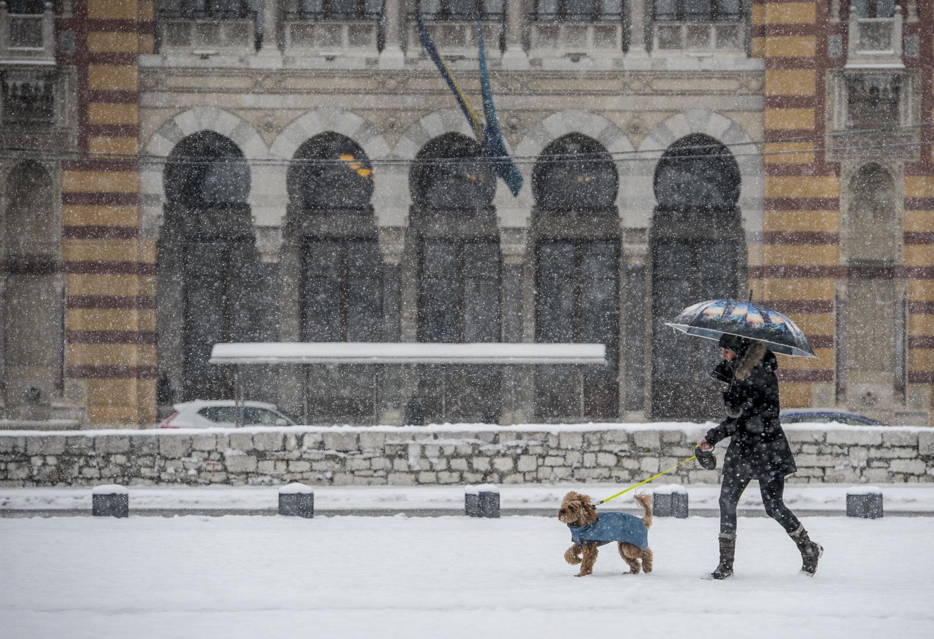 Snijeg prekrio glavni grad BiH: Zimska idila na ulicama Sarajeva