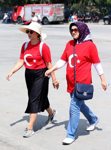 د ميليوني پرتمينې غونډې لومړي انځورونه