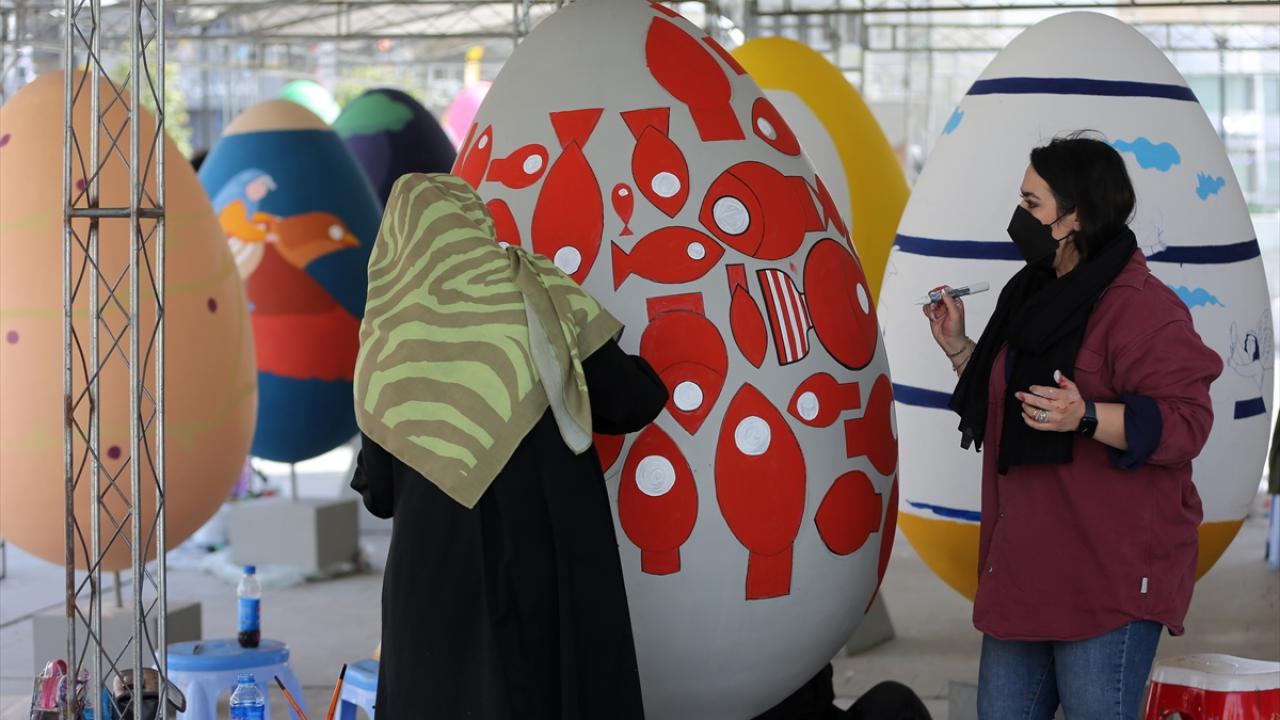 Los iraníes en todo el mundo se preparan para la llegada del año nuevo persa. Esta fiesta milenaria iraní coincide con el equinoccio solar que da inicio a la primavera