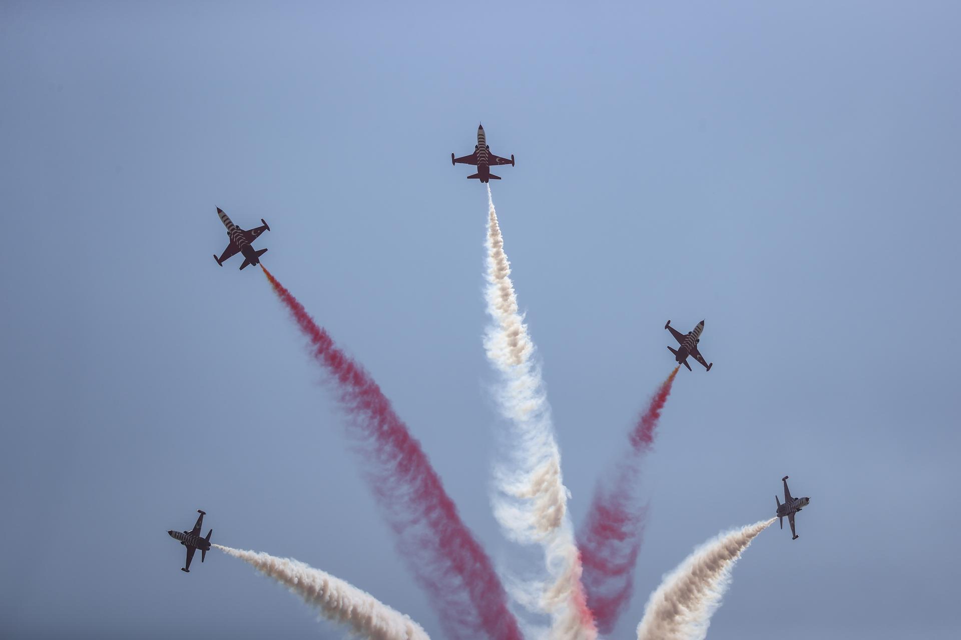 Performans "Turskih zvezda" iznad Istanbula tokom festivala vazduhoplovstva i tehnologije TEKNOFEST