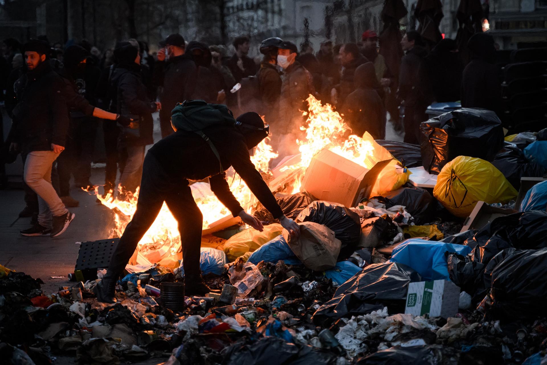 Continúan protestas en Francia tras la adopción de la reforma de las pensiones