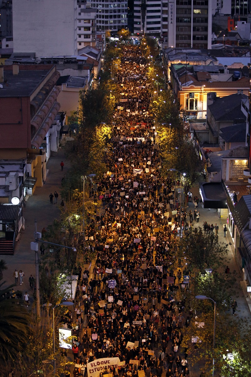 Los manifestantes marchan en Quito, Ecuador contra la violencia machista