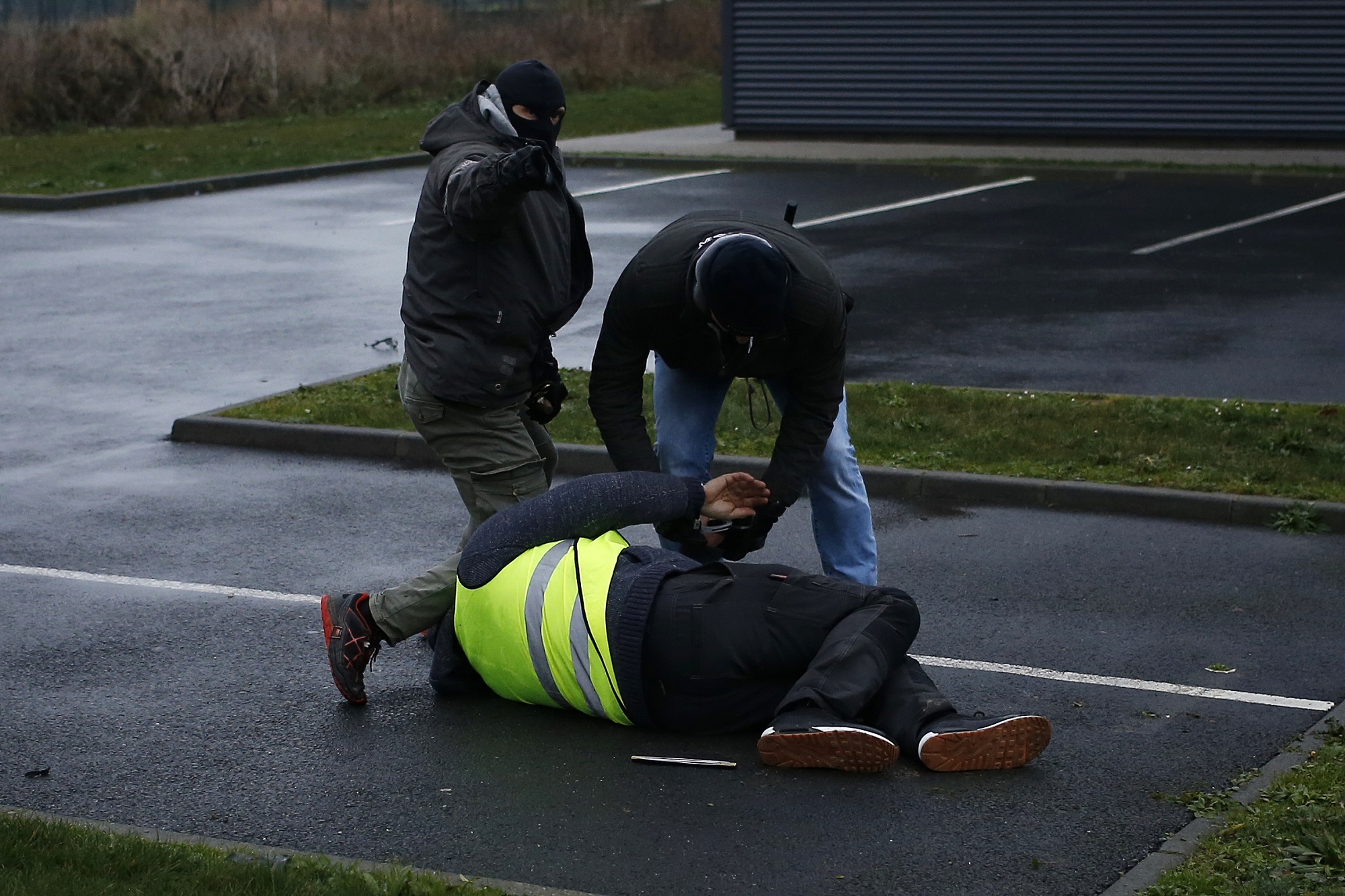 Fransiýada Sary ýeňsizliler 15-nji dekabrda protestlerini dowam etdirdiler