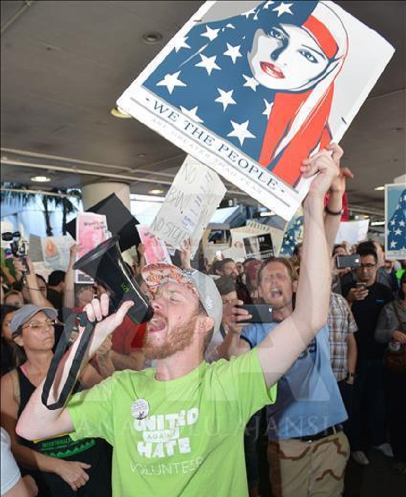 Protestas en aeropuertos de EEUU contra la prohibición de inmigración de Trump